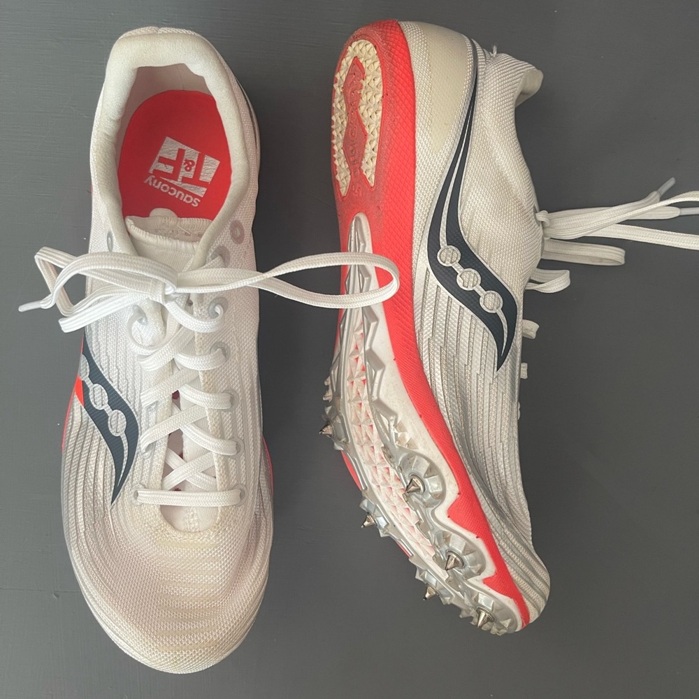 Saucony Ballista MD Womens Spikes With Crank And Drawstring Bag